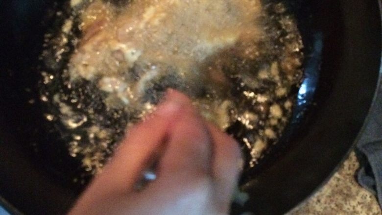 青椒里脊肉,把里脊肉放面粉糊里，锅子烧热放油榨，榨好放盘待用