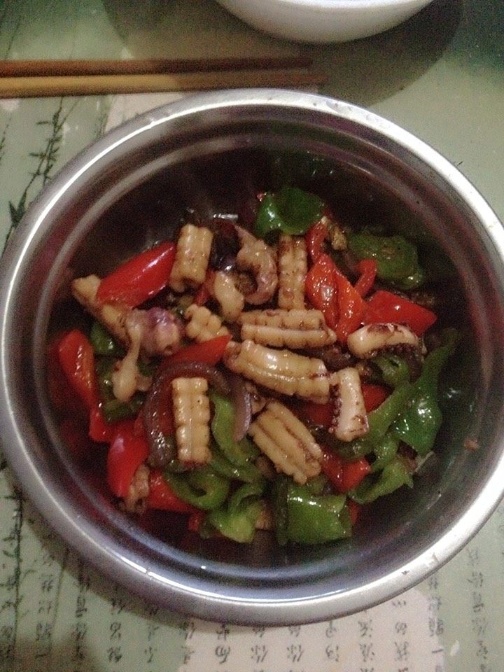 双椒鱿鱼,另起一锅,倒入适量的油!待锅热后倒入葱姜蒜爆香,倒入之前准备好的鱿鱼翻炒,淋入适量的料酒翻炒片刻!加入之前的辣椒🌶️和洋葱和适量的盐继续翻炒!炒熟后撒入适量的鸡精调味取出装盘!