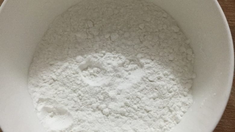 榴莲,芒果糯米糍,将30克糯米粉炒熟(中火干锅,翻炒1分钟左右即可)