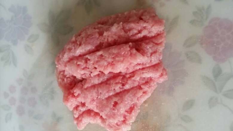 炖瘦肉水,用刀剁烂瘦肉,最好细腻些。有打肉机也可以用机器,我一般手动,可以锻炼手部肌肉。