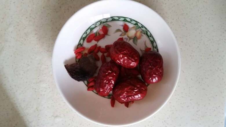 炖瘦肉水,加进这些材料,<a style='color:red;display:inline-block;' href='/shicai/ 2470'>红枣</a>去核,个大弄成小块一起炖一个小时左右。