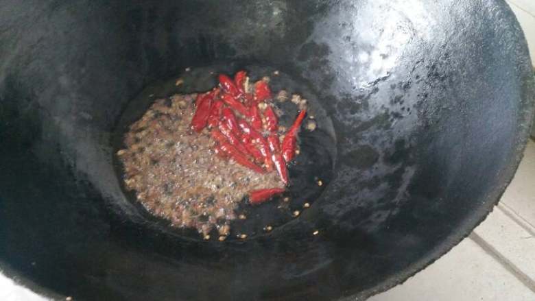 香辣蟹,热油，放辣椒，<a style='color:red;display:inline-block;' href='/shicai/ 700'>花椒</a>