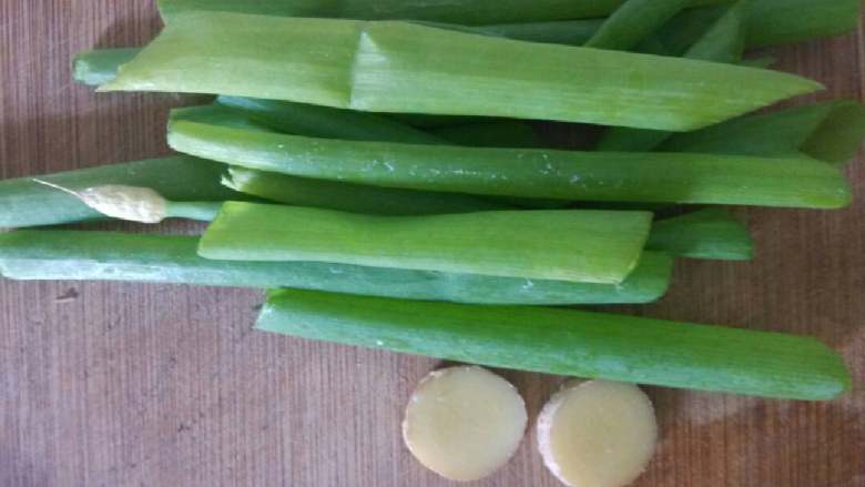 葱爆大虾,葱切大段，姜2片