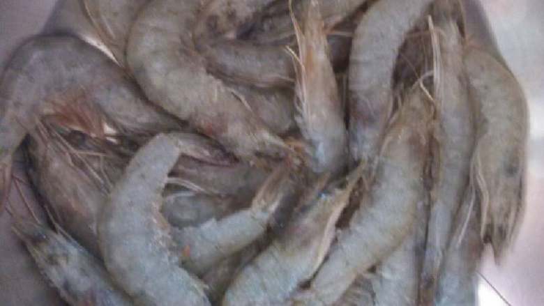 葱爆大虾,虾用水冲洗干净，剪掉多余的须子，撒少许盐腌制半小时