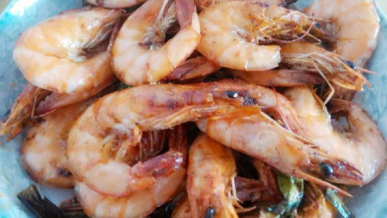 葱爆大虾,开火，锅里加入少量油，葱姜爆锅，<a style='color:red;display:inline-block;' href='/shicai/ 296'>大虾</a>放入其中翻炒。
虾两面都红时，加入酱油少量，盐一勺，继续翻炒，快出锅时再放入一勺味精。