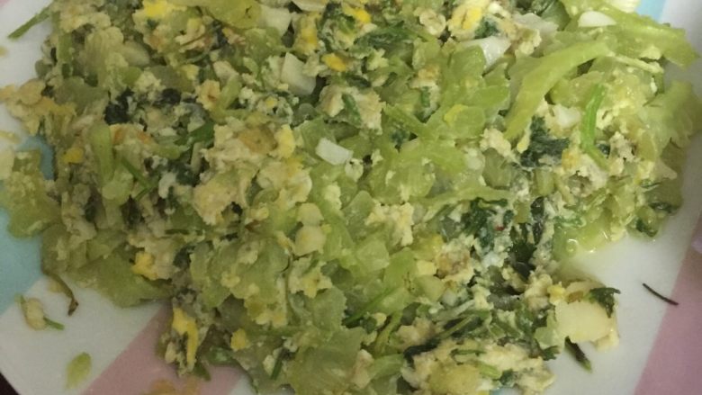 苦瓜炒鸡蛋,先将<a style='color:red;display:inline-block;' href='/shicai/ 55'>苦瓜</a>洗干净，切片，尽量切的不要太厚，然后用盐水泡3分钟，这样<a style='color:red;display:inline-block;' href='/shicai/ 55'>苦瓜</a>就不会太苦。其次先把<a style='color:red;display:inline-block;' href='/shicai/ 55'>苦瓜</a>沥干水分，起油锅，把<a style='color:red;display:inline-block;' href='/shicai/ 55'>苦瓜</a>放锅里炒1分钟，下个<a style='color:red;display:inline-block;' href='/shicai/ 9'>鸡蛋</a>，再放点调料，下点<a style='color:red;display:inline-block;' href='/shicai/ 131'>香菜</a>，煎个半分多钟，ok上菜