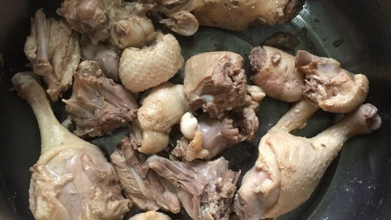 鸭子白萝卜汤,锅里加水烧开,放入鸭肉焯水,煮至浮沫出来,捞起沥干水份备用。