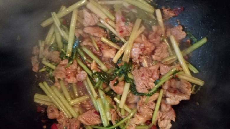 芹菜炒肉丝,再将芹菜倒入锅内，加少量的盐，翻炒即可