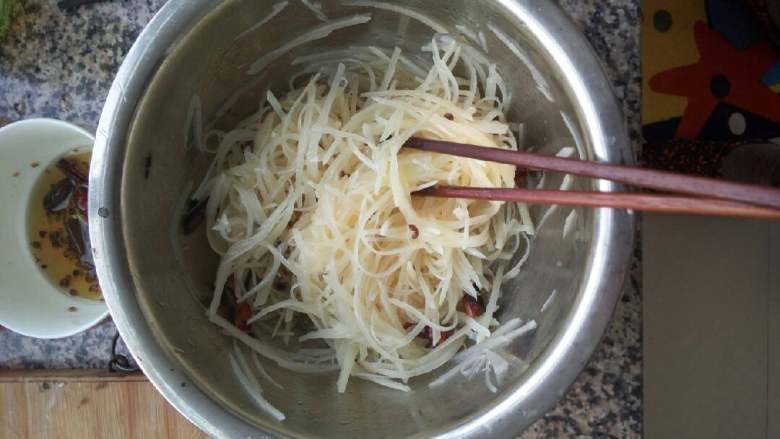 炝拌土豆丝,滤去水分,向盆内放入糖,盐,味精,辣花椒油,凉拌醋,一起搅拌即可食用。