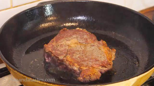日式牛排丼,平底锅预热,放入牛排煎一分钟,然后翻面煎一分钟