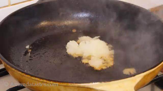 日式牛排丼,配菜变软后也盛出,把洋葱泥和蒜泥倒进锅里翻