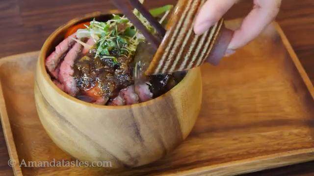 日式牛排丼,吃之前把酱汁浇上去,搅拌即可