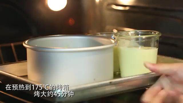 阿尔萨斯法式起司蛋糕,把面浆倒在模具中,可以用6寸活底模具,还可以用果酱密封瓶中或是其他小的能入烤箱的容器。350F=175C预热好的烤箱中烤40分钟,烤到蛋糕回落,至表面金黄色,用竹签扎拿出来没有液体面浆。用果酱密封罐等小容器的话烤制时间会少一些。如果烤9寸的话烤40-45分钟左右。
