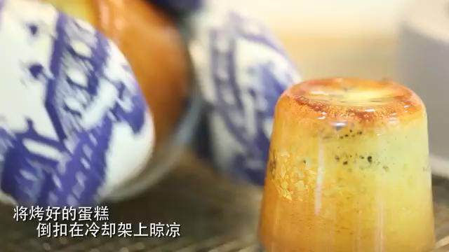 阿尔萨斯法式起司蛋糕,烤好的蛋糕,取出倒扣在冷却架上直到晾凉。然后去模放在冰箱中冷却至少2小时,最好可以过夜。