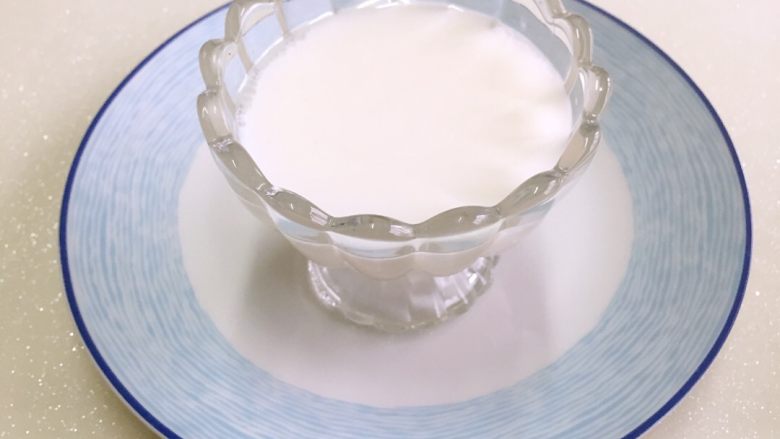 树莓椰奶冻,也可直接倒入漂亮的杯子或碗里,晾凉备用。