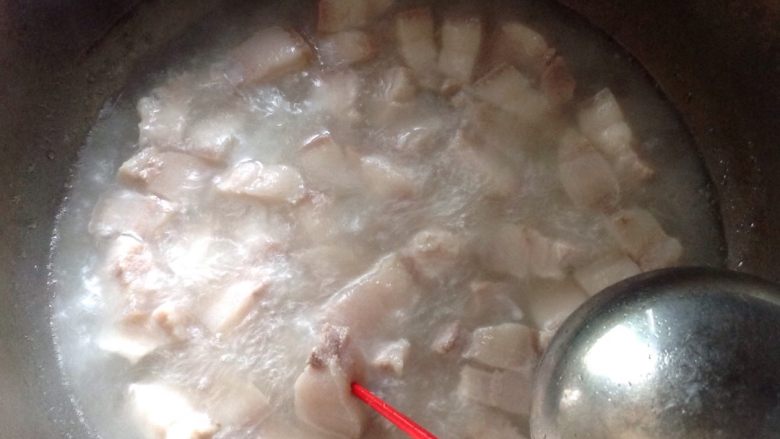 红烧肉炖土豆,把肉洗净,切成大小均匀的小块,倒入凉水锅中煮,边煮边撇去浮末。肉煮熟了,筷子能轻易穿过,捞出备用