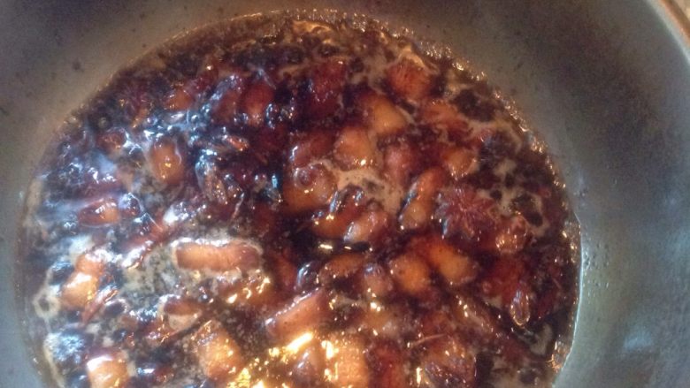 红烧肉炖土豆,倒入开水,没过肉即可。