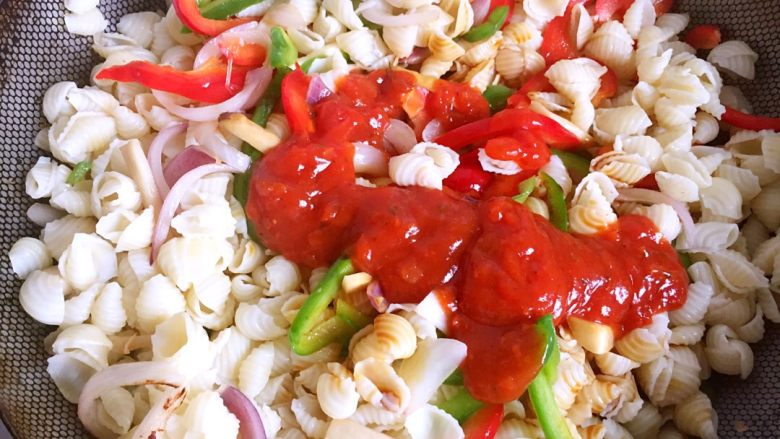 牛柳双椒贝壳面,加入贝壳面,以及料酒,生抽,老抽,<a style='color:red;display:inline-block;' href='/shicai/ 46963'>披萨酱</a>翻炒。