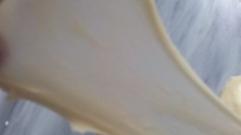 蒜蓉面包,用后油法,将面团揉至扩展阶段,可以拉出薄膜