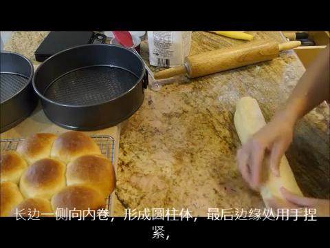 “美国最好吃的小餐包”变形记之奶黄包篇,发酵后的面团擀成25*30cm的长方形,一侧向内卷形成圆柱体,接缝处捏紧