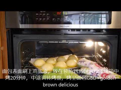 “美国最好吃的小餐包”变形记之奶黄包篇,表面刷鸡蛋液,在预热175摄氏度的烤箱中烤20分钟至表面金黄