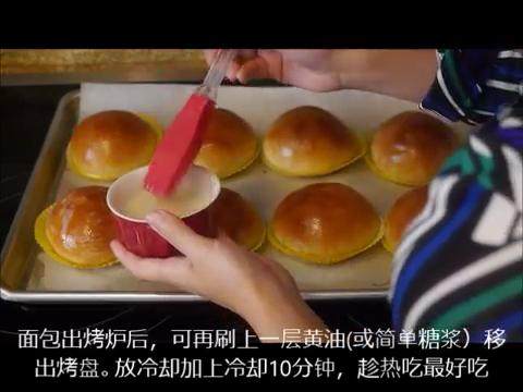 “美国最好吃的小餐包”变形记之奶黄包篇,表面刷一层黄油,冷却十分钟即可