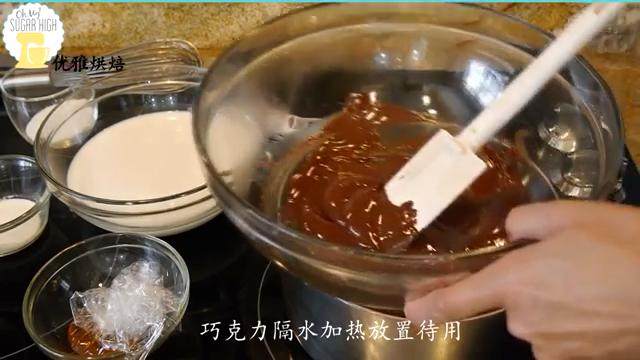 不用蛋黄的巧克力冰激凌,<a style='color:red;display:inline-block;' href='/shicai/ 874'>巧克力</a>隔水加热