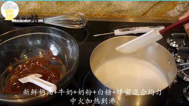 不用蛋黄的巧克力冰激凌,奶油、牛奶、<a style='color:red;display:inline-block;' href='/shicai/ 1124'>奶粉</a>、<a style='color:red;display:inline-block;' href='/shicai/ 3729'>白糖</a>、<a style='color:red;display:inline-block;' href='/shicai/ 865'>蜂蜜</a>混合均匀，中火加热至微沸