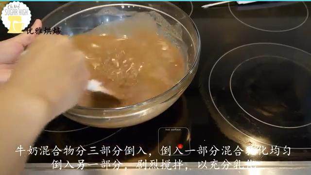 不用蛋黄的巧克力冰激凌,分三部分倒入巧克力，每倒入一部分都搅拌均匀再加下一部分