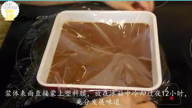 不用蛋黄的巧克力冰激凌,冰水冷却至室温，覆保鲜膜，冰箱冷藏过夜12小时