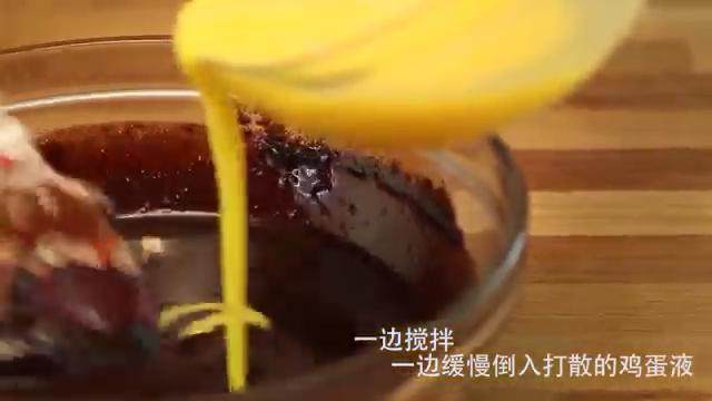 布朗尼,倒入鸡蛋和<a style='color:red;display:inline-block;' href='/shicai/ 780'>香草精</a>，电动打蛋器打30秒，打到面糊很浓稠光滑且闪亮