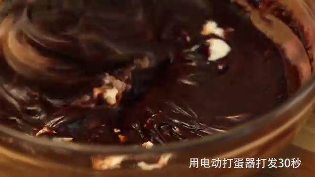 布朗尼,<a style='color:red;display:inline-block;' href='/shicai/ 48598'>奶油奶酪</a>是切成小块软化的，打的直到只有很小的颗粒存在为止。其实整个过程可以完全用刮刀的，只要<a style='color:red;display:inline-block;' href='/shicai/ 48598'>奶油奶酪</a>软化的很好就行