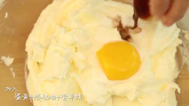 丹麦黄油曲奇,接下来我们加入<a style='color:red;display:inline-block;' href='/shicai/ 15'>蛋黄</a>，<a style='color:red;display:inline-block;' href='/shicai/ 8197'>淡奶油</a>和<a style='color:red;display:inline-block;' href='/shicai/ 780'>香草精</a>，中速混匀就好，只需大约30秒左右的时间。过度打发，也会使饼干过蓬，不再是黄油曲奇。