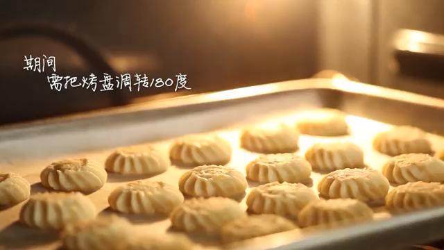 丹麦黄油曲奇,在温度为375F=190C的烤箱里烤大约10-12分钟,中间最好可以把烤盘180度调转,这样受热均匀。烤到曲奇呈淡金黄色。这款曲奇饼干可以一盘一盘的烤,一盘烤好了,再烤下一盘。
取出的饼干在烤盘上放10-15分钟,再挪到冷却架上冷却至室温为止。
