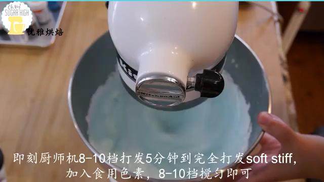 蛋白糖 mini的我送给小小的你,用厨师机完全打发5分钟,加入<a style='color:red;display:inline-block;' href='/shicai/ 759'>食用色素</a>,同时装上裱花嘴