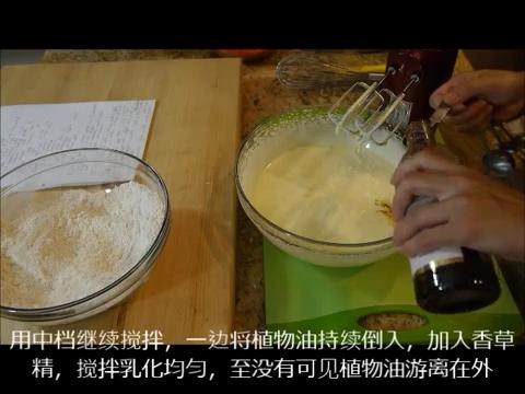 胡萝卜蛋糕（完整手工版）,中档继续搅拌，一边倒入<a style='color:red;display:inline-block;' href='/shicai/ 857'>植物油</a>、<a style='color:red;display:inline-block;' href='/shicai/ 780'>香草精</a>，直至无<a style='color:red;display:inline-block;' href='/shicai/ 857'>植物油</a>游离