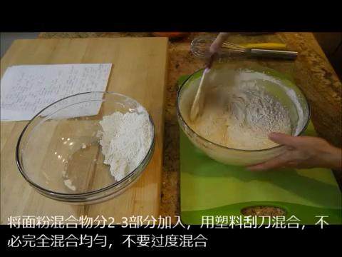 胡萝卜蛋糕(完整手工版),将面粉混合物分2-3部分加入,不必完全混合均匀