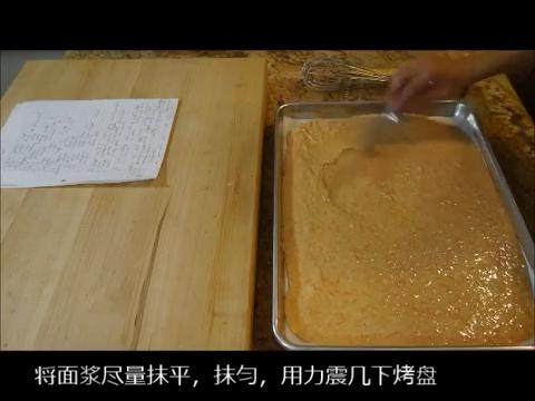 胡萝卜蛋糕(完整手工版),倒入胡萝卜丝,混合均匀,将面浆倒在喷油垫带油的油纸的烤盘上,尽量抹平均匀