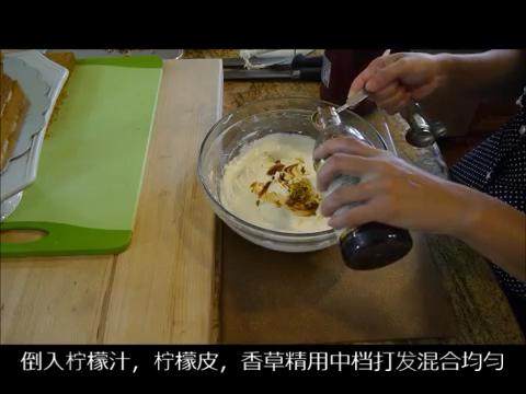 胡萝卜蛋糕(完整手工版),加入柠檬皮、柠檬汁、香草精,继续打发混合