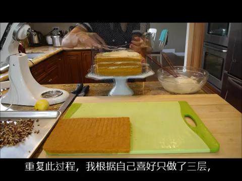 胡萝卜蛋糕(完整手工版),蛋糕切成4块,取一块铺上奶油奶酪霜,依次将4块叠加在一起