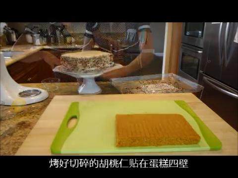 胡萝卜蛋糕(完整手工版),四周抹上一层薄霜,冷藏30分钟。继续均匀抹上霜,贴上胡桃仁