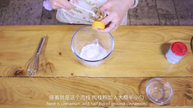 胡萝卜蛋糕,把面粉倒入碗里,倒入<a style='color:red;display:inline-block;' href='/shicai/ 702'>泡打粉</a>、肉桂搅拌