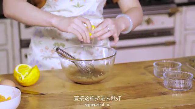 胡萝卜蛋糕,把油倒入碗里,放入黄糖,搅拌混合,加入橙汁