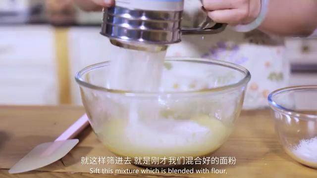 胡萝卜蛋糕,烤箱预热180度,把面粉筛入到碗里,用刮刀翻拌