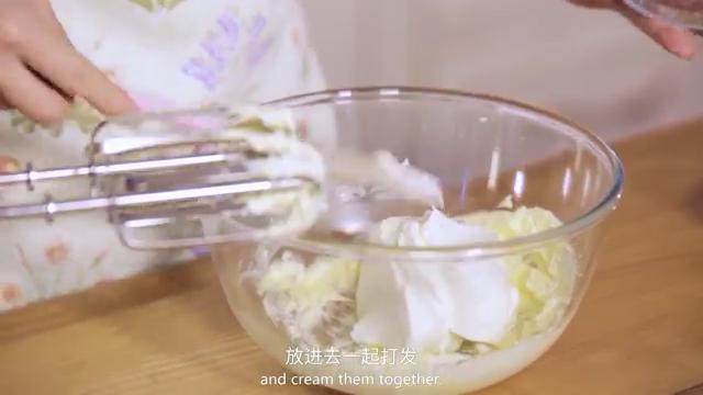 胡萝卜蛋糕,打发黄油,加入奶油奶酪一起打发,再倒入糖粉打发即可