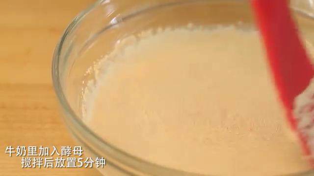 黄油卷,首先把酵母激活,触手温热的牛奶倒入酵母,放置5分钟,牛奶的温度千万不要太热。