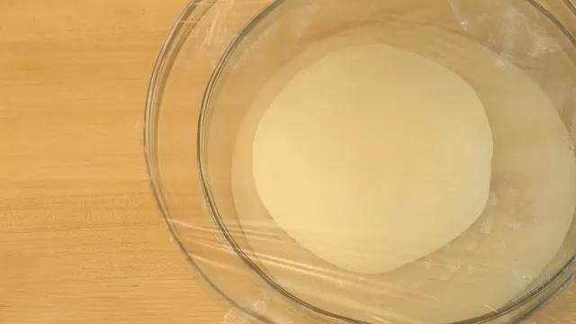 黄油卷,容器里喷上油,放入面团,盖上塑料膜,在温热的地方发酵约一小时,至面团两倍大。