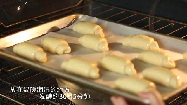 黄油卷,放在温暖潮湿的地方发酵约30-45分钟,至黄油卷两倍大。