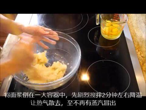 火腿起司咸泡芙(手工版),面浆倒出,剧烈搅拌2分钟至不再有蒸汽冒出