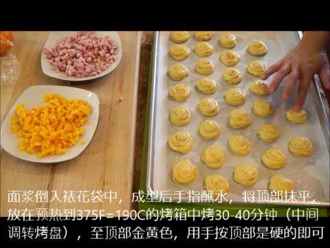 火腿起司咸泡芙(手工版),5.火腿、起司切小块,混合在面浆中,选择自己喜欢的调味,搅拌均匀倒入裱花袋,在喷油放了油纸的烤盘上裱花,成型后手指蘸水抹平顶部,在预热190摄氏度的烤箱中烤30-40分钟